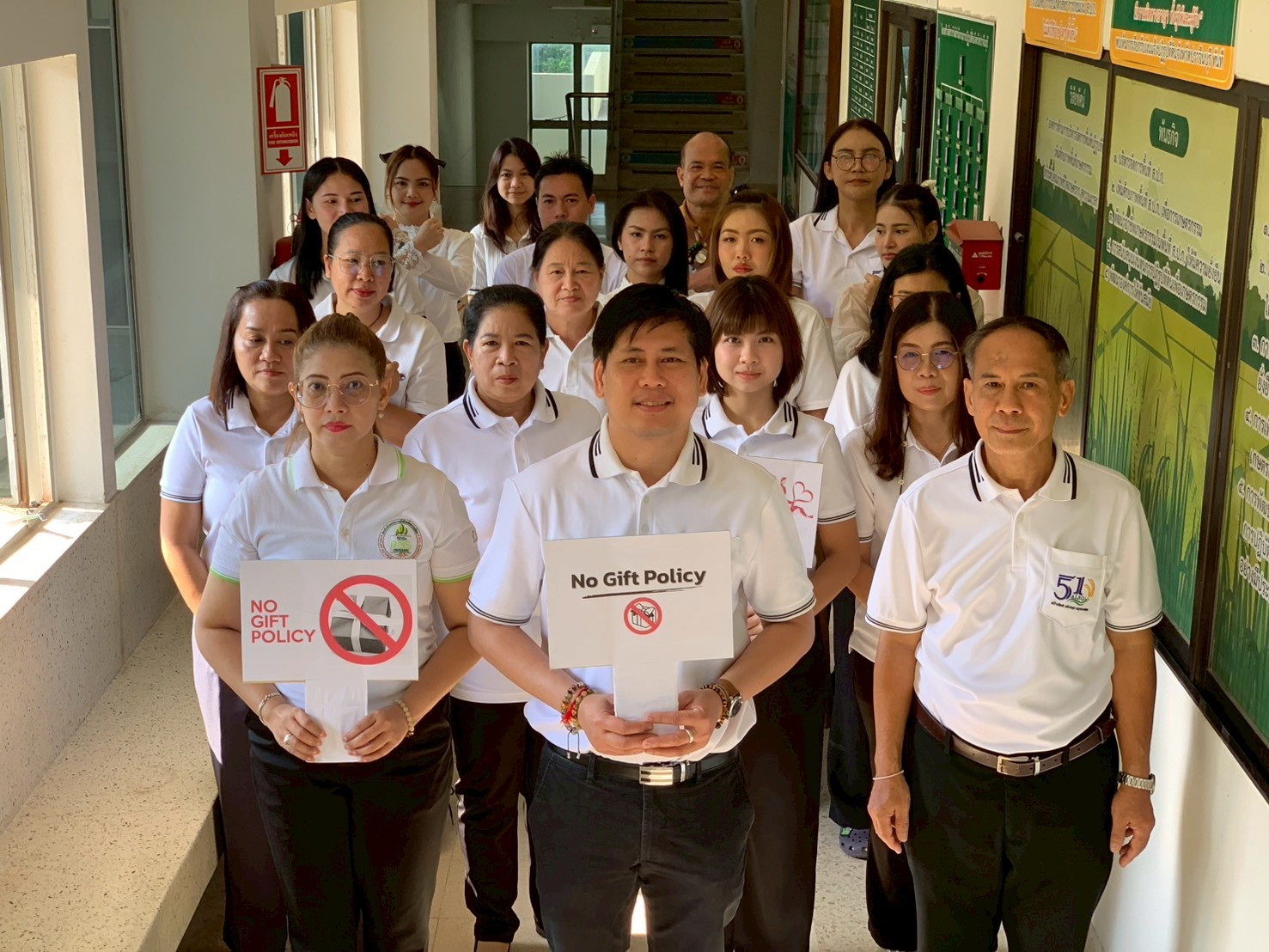 title - วันที่ 18 มีนาคม 2569 นายวิทูล ประดิษฐบุญ ปฏิรูปที่ดินจังหวัดปราจีนบุรี พร้อมด้วย เจ้าหน้าที่ ส.ป.ก.ปราจีนบุรี ร่วมประกาศเจตนารมณ์ “No Gift Policy” ไม่รับของขวัญของกำนัลทุกชนิดจากการปฏิบัติหน้าที่ เพื่อร่วมขับเคลื่อนการป้องกันและแก้ไขปัญหาการทุจริต